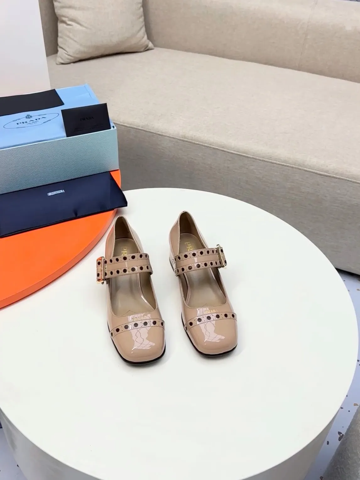 👟👟Ex-factory price 600👟👟🛒…………PRADA 2025 series loafers! At first glance, it looks both classic and versatile! No need to worry about the texture and feel of your feet! 🕳️🕳️🕳️ ____________________✍️ The simple combination is very eye-catching and atmospheric. I sincerely recommend you to buy it! Extremely versatile! Its square toe design is suitable for all kinds of female foot shapes and can be easily controlled. It is comfortable on the foot and does not squeeze the foot. The soul of the whole pair of shoes is the bias-cut design! The craftsmanship of this shoe upper is not easy to make. It seems to be quite simple, but it is much more expensive than making boots and has a high scrapability! ●━━━━━━───── Upper: imported soft cow patent leather ●━━━━━━───── Lining: silk lambskin, fine and firm leather, very soft and breathable ●━━━━━━───── Outsole: Imported Italian genuine leather outsole ➕Forefoot injection molding, high-grade and non-slip ●━━━━━━───── Heel height: 4.5cm ●━━━━━━───── Warm reminder: This shoe is an authentic sole series and you must pay attention to precautions when trying it on. Returns and exchanges are not supported if there are marks on the outsole. You can change the size and style within 15 days. Unconditional returns are not supported. Thank you for your support🙏🙏Happy cooperation.